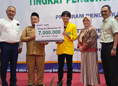 Penyerahan beasiswa secara simbolis kepada mahasiswa sejumlah perguruan tinggi di Riau. (Foto: Istimewa)